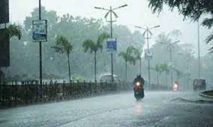 झारखंड में मौसम ने बदला मिज़ाज: बारिश और तेज हवाओं से गिरा तापमान, स्वेटर में नजर आए लोग