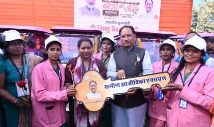 ई-रिक्शा से बच्चों को विद्यालय पहुंचाकर स्वावलंबन की मिसाल बनीं गीता दीदी