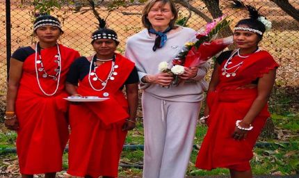 पर्यटन विशेषज्ञ  किर्सी ने ग्रामीण महिलाओं संग किया महुआ संग्रहण, बस्तर की जैव विविधता और लोकसंस्कृति से हुए अभिभूत