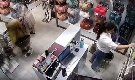 वाराणसी में महिला ने कपड़ा शोरूम से 10 हजार के लेडीज अंडरगारमेंट्स चोरी किए, दुकानदार ने CCTV पुलिस को सौंपा