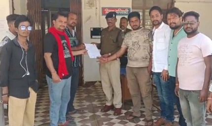 गाय को कुल्हाड़ी से मार घायल करने पर गुस्साए बजरंग दल वाले थाने मै की शिकायत