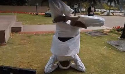 कांग्रेस विधायक ने विधानसभा में किया शीर्षासन, हर्ष फायरिंग पर FIR को लेकर जताया विरोध, सदन से वॉकआउट