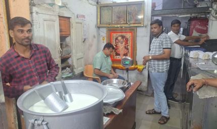 इंदौर में मिठाई और नमकीन के 11 बड़े प्रतिष्ठानों पर छापे, होली से पहले हड़कंप