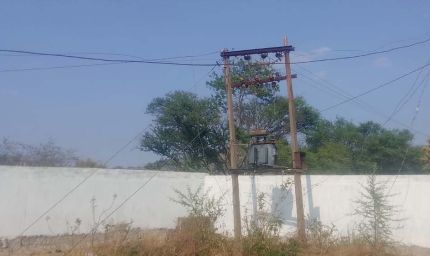 लटकते तारों और जर्जर बाउंड्री के बीच पढ़ाई को मजबूर नन्हे कदम