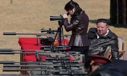 किम जोंग उन ने अधिकारियों को दीं स्नाइपर राइफल, बेटी को देखा निशाना लगाते हुए