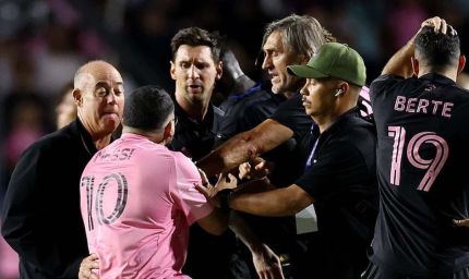 शर्टलेस फैन ने मचाई अफरा-तफरी, पिच पर गिर पड़े लियोनेल मेसी