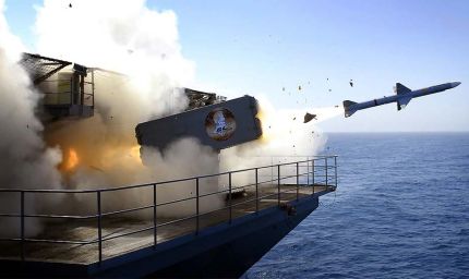 USS अब्राहम लिंकन से ईरान पर हमला, खामेनेई सुरक्षित या मारे गए?