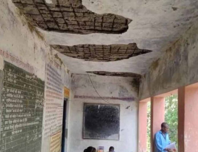 लोहरदगा के सरकारी स्कूल बदहाल: गिरती छतों और कमजोर दीवारों के साये में बच्चों की पढ़ाई