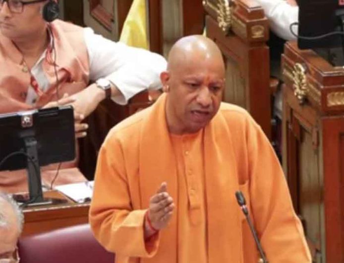 वंदे मातरम पर सख्त हुए सीएम योगी, कहा- विरोध करने वालों को नहीं रहना चाहिए यहां