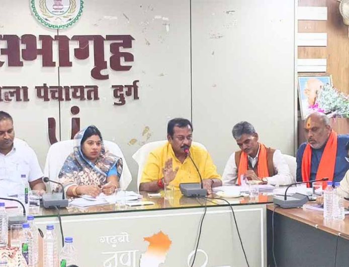 दुर्ग जिला पंचायत की बैठक में 16 पंचायत सचिव नदारद, सीईओ ने दिए वेतन काटने का आदेश