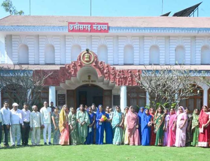 राज्यपाल के गोद ग्राम टेमरी के ग्रामीणों ने किया लोकभवन का भ्रमण