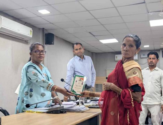 जनदर्शन में मिली त्वरित राहत: लगनी बाई को मिला राशन कार्ड