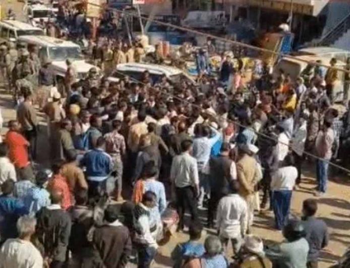 एसडीएम की कथित पिटाई से आदिवासी ग्रामीण की मौत, कांग्रेस व ग्रामीणों का उग्र प्रदर्शन