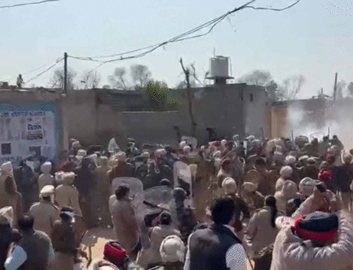 डीसी दफ्तर पर कूच कर रहे किसानों और पुलिस में टकराव, हालात काबू में करने को आंसू गैस का इस्तेमाल