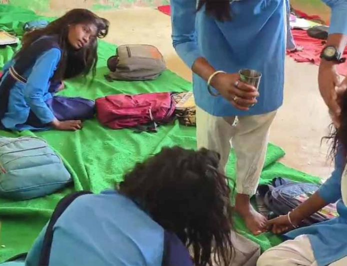उमरिया के स्कूल में छात्राओं के झूमने से फैली दहशत, डॉक्टर बोले– नॉर्मल; ग्रामीणों ने कराई झाड़-फूंक