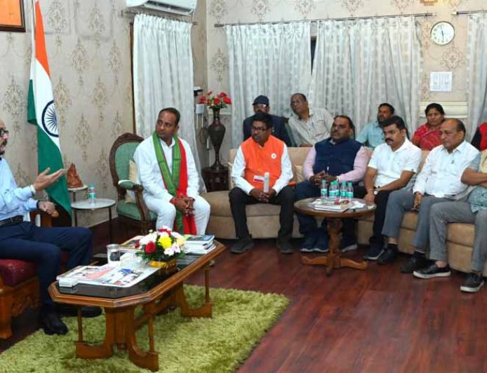 राज्यपाल डेका से छत्तीसगढ़ रेडक्रॉस की नवगठित प्रबंध समिति की सौजन्य भेंट