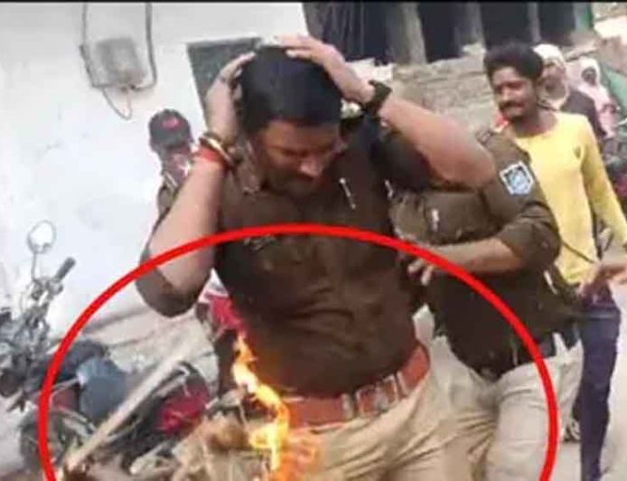 विजयवर्गीय के विरोध में कांग्रेस का प्रदर्शन बेकाबू, पुतले की जगह पुलिसकर्मी झुलसा