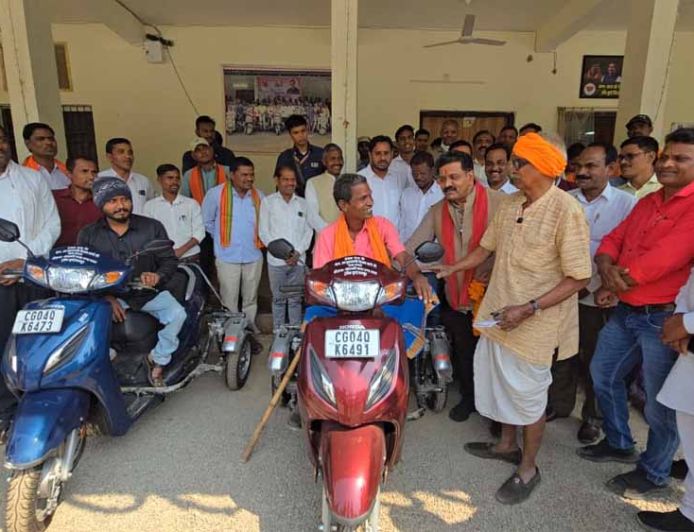 उपमुख्यमंत्री  विजय शर्मा की तत्परता से दो दिव्यांगों को मिली स्कूटी