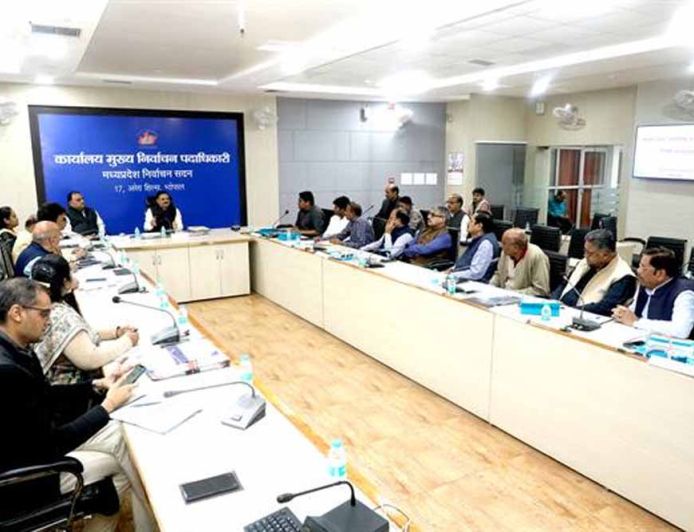 मतदाता सूची और निर्वाचन प्रक्रिया पर राजनीतिक दलों से चर्चा