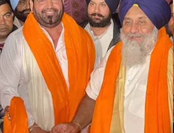 गायक केएस मक्खन की शिअद में एंट्री, सुखबीर बादल ने दिलाई सदस्यता