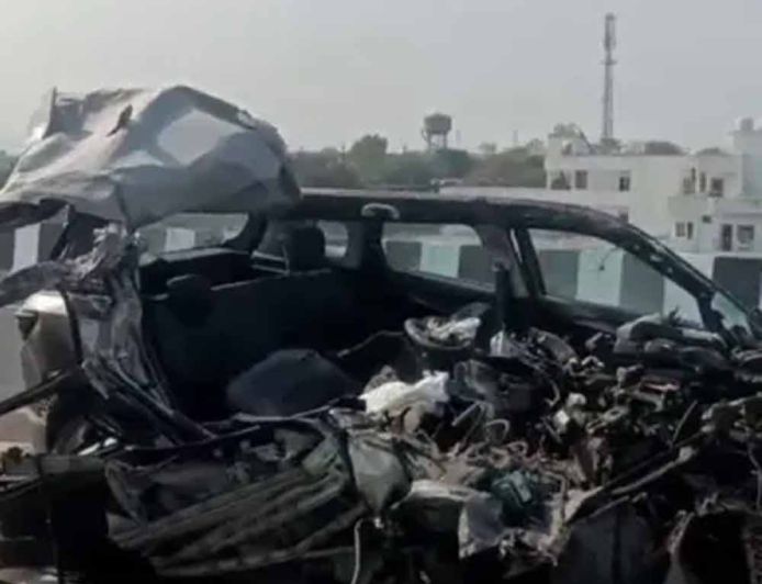 उज्जैन से लौट रही कार ट्रक में घुसी, चार की मौके पर मौत