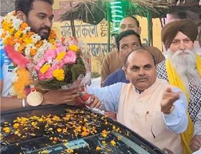 हरियाणा के बेटे ने इंडोनेशिया में जीता Gold Medal, भारत लौटने पर हुआ भव्य स्वागत