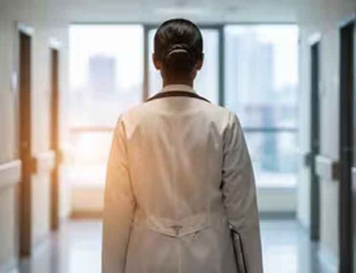 मॉल में मेडिकल छात्रा से बदसलूकी, दिल्ली के बाद यूपी में भी नस्लीय टिप्पणी का मामला गरमाया