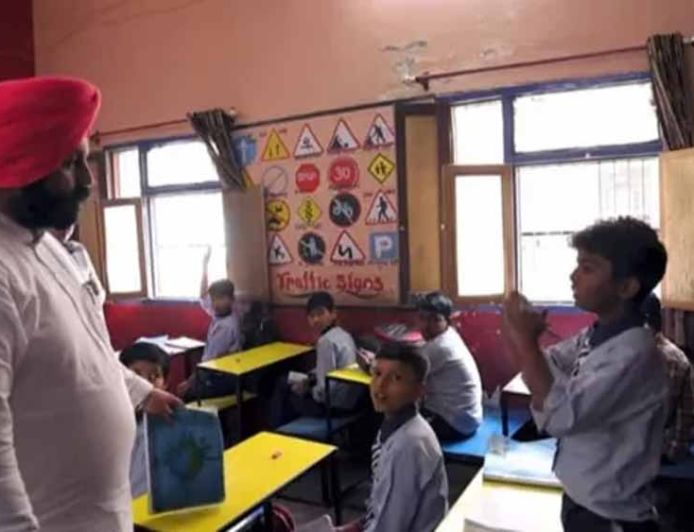 स्कूल में रेनोवेशन कार्य देखने पहुंचे शिक्षा मंत्री हरजोत, टीन शेड में कक्षा लगी देख कर मांगी माफी