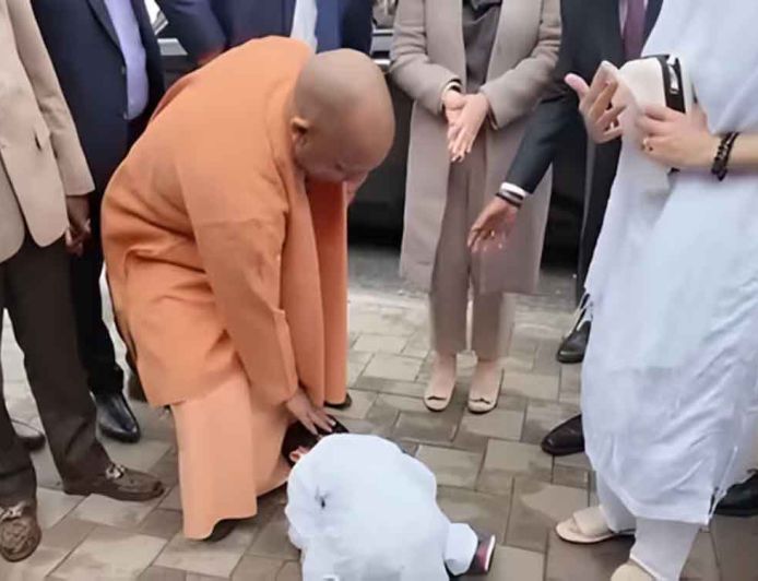 जापान में भारतीय संस्कृति की झलक, बच्चे ने पैर छूकर लिया CM योगी का आशीर्वाद