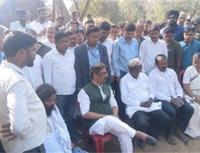 पंचतत्व में विलीन हुए चंपई सोरेन के पोते, अंतिम विदाई में शामिल हुए CM हेमंत सोरेन; गांव में शोक की लहर