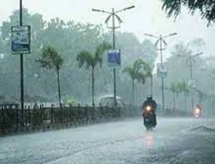 झारखंड में मौसम ने बदला मिज़ाज: बारिश और तेज हवाओं से गिरा तापमान, स्वेटर में नजर आए लोग