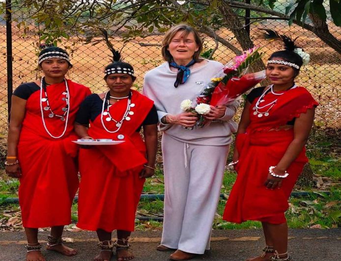 पर्यटन विशेषज्ञ  किर्सी ने ग्रामीण महिलाओं संग किया महुआ संग्रहण, बस्तर की जैव विविधता और लोकसंस्कृति से हुए अभिभूत