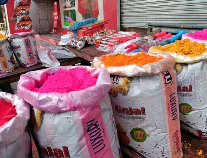 होली की मस्ती में सराबोर रांची, पिचकारी से लेकर हर्बल गुलाल तक रंग-बिरंगे बाजारों की रौनक