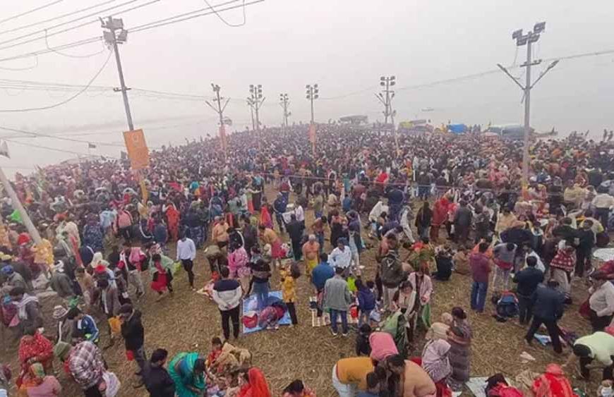 माघी पूर्णिमा पर संगम में उमड़ा जनसैलाब, करीब 2 करोड़ श्रद्धालुओं ने लगाई आस्था की डुबकी