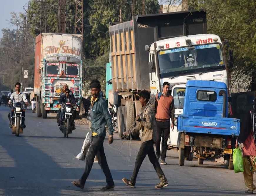 सर्विस लेन पर भारी वाहन खड़े, शहर में यातायात हुआ बाधित