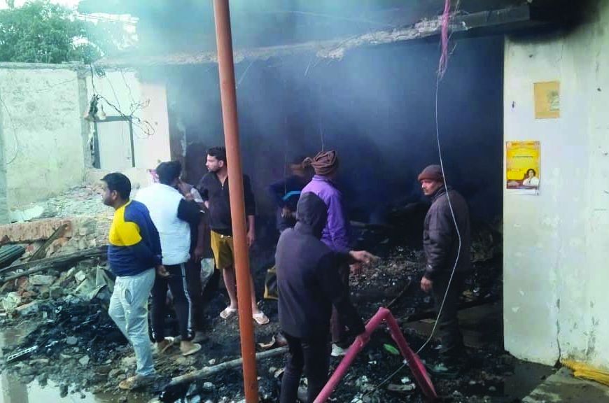 कपड़ा दुकान में भीषण आग, लाखों रुपये का माल जलकर राख