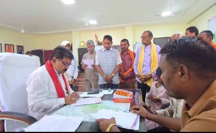 उपमुख्यमंत्री विजय शर्मा ने विधायक कार्यालय में आमजन से की मुलाकात
