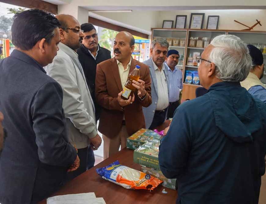भारतीय कृषि अनुसंधान परिषद के महानिदेशक ने इंदिरा गांधी कृषि विश्वविद्यालय के उत्पाद विक्रय काउंटर का किया अवलोकन