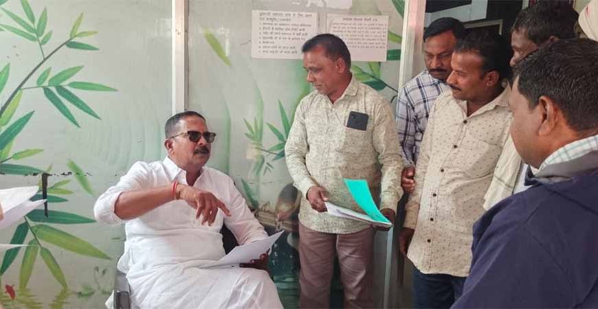 देश के अनोखे और अकेले विधायक, जो हर मंगलवार जनता की समस्याएँ सुनते हैं