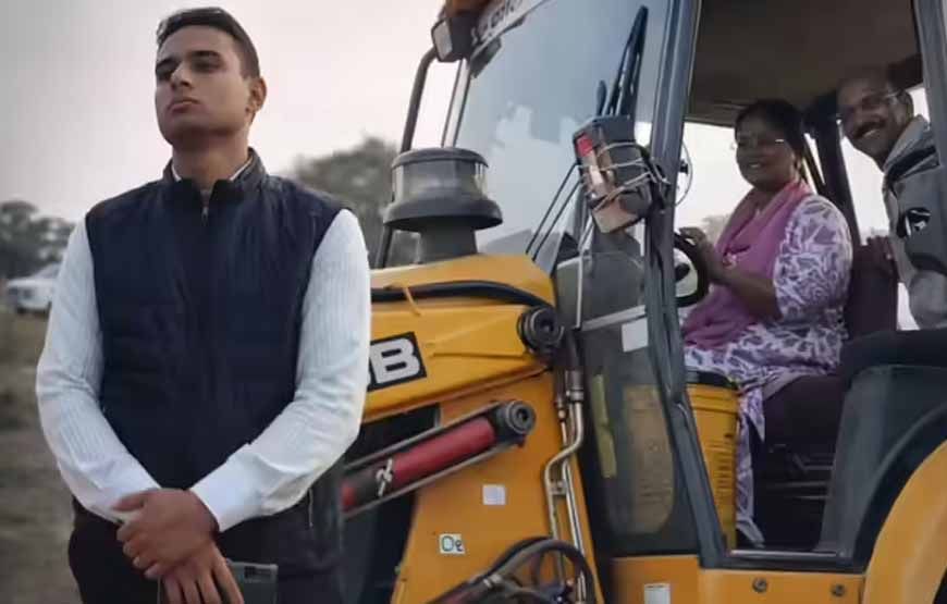 पांढुर्णा में अवैध कॉलोनियों पर बुलडोजर चला, तहसीलदार ने ट्रैक्टर चलाया और SDM ने खुद ऑपरेट की जेसीबी