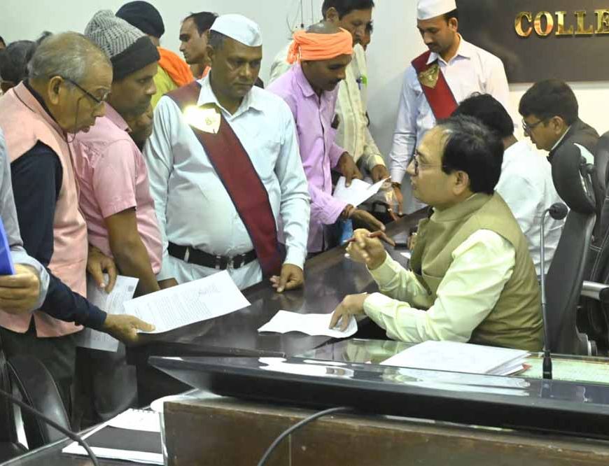जनदर्शन में उमड़ी भीड़, कलेक्टर ने एक-एक कर सुनी समस्याएं