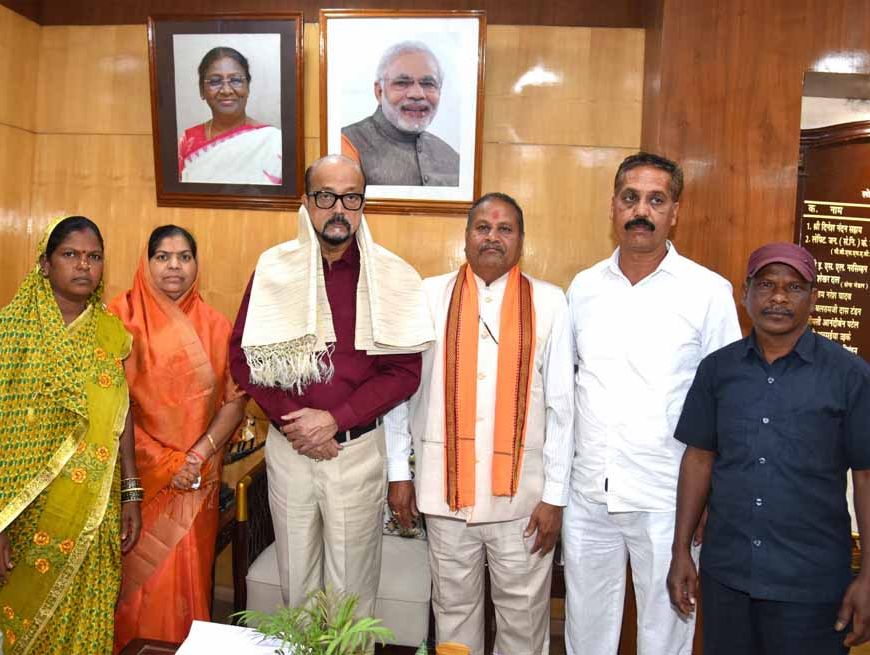 राज्यपाल श्रमेन डेका से राष्ट्रपति पुरस्कार प्राप्त ढोकरा शिल्प कलाकारों ने की सौजन्य भेंट