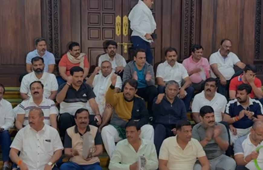 शराब घोटाला: भाजपा-जेडीएस विधायकों ने विधानसभा में बिताई रात, भजन-गीत और नारे लगाकर किया प्रदर्शन