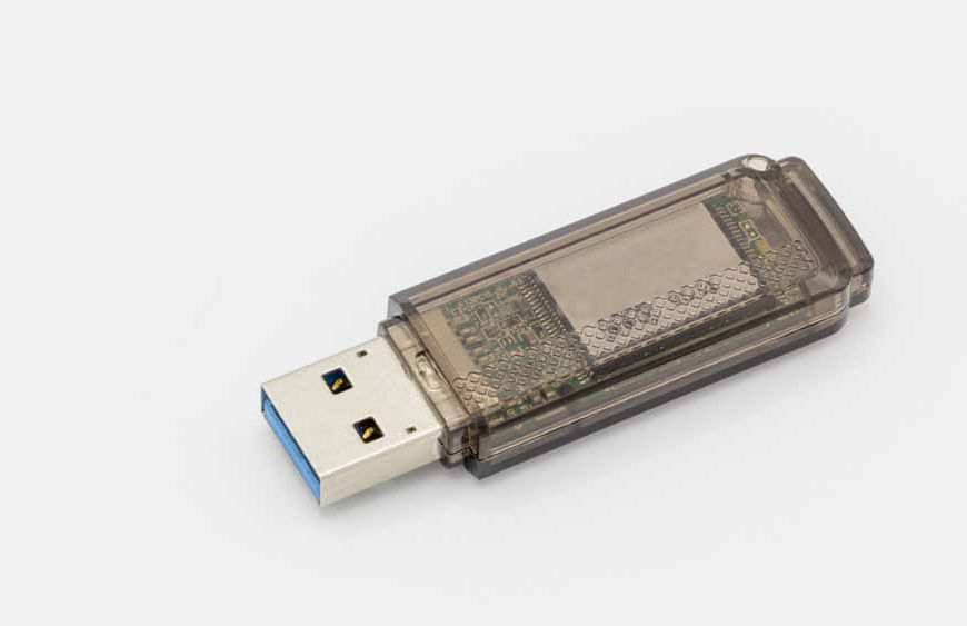 Pen Drive में क्यों होते हैं दो छेद? जानिए इसका असली काम, जो ज़्यादातर लोग नहीं जानते