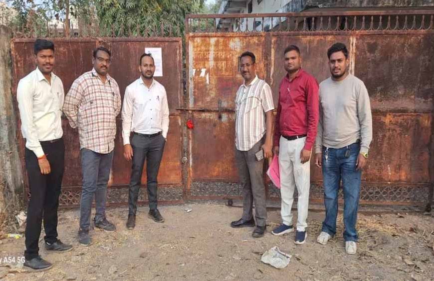 बकाया संपत्ति कर पर निगम का शिकंजा, व्यावसायिक परिसरों में तालाबंदी