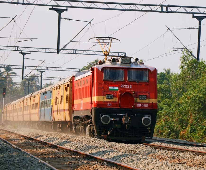 एमपी के इस शहर में पहली बार पहुंची रेल, भोपाल-रामगंज मंडी रेल लाइन पर राजगढ़ तक चली उम्मीदों की रेल