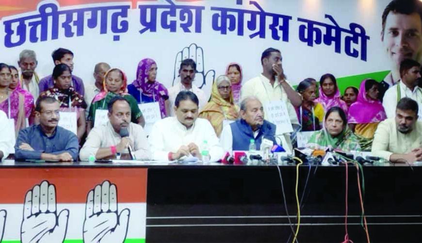 मतदाता सूची से नाम कटने पर बवाल: ‘मैं जीवित हूं’ तख्ती लेकर कांग्रेस भवन पहुंचे लोग, SIR प्रक्रिया पर सवाल