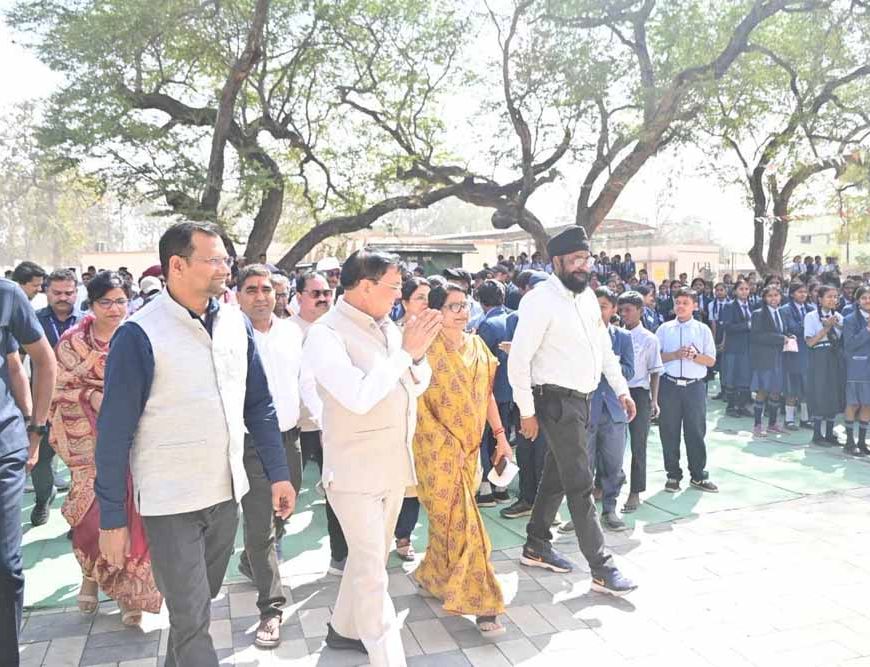 स्वामी आत्मानंद उत्कृष्ट हिंदी विद्यालय एनसीडीसी के 68 छात्रों को मिली साइकिल