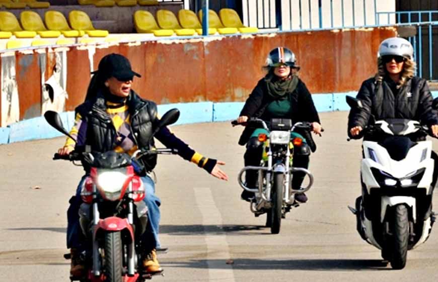 इरान में महिलाओं को मिली बाइक चलाने की आज़ादी, नया कानून लागू