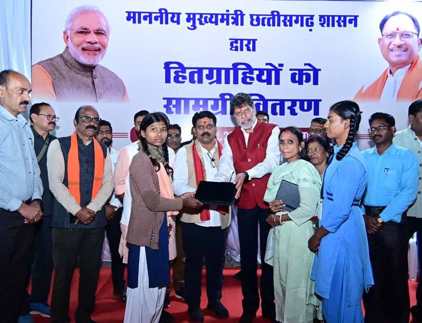 उप मुख्यमंत्री  विजय शर्मा ने हितग्राहियों को सौंपी सौगातें